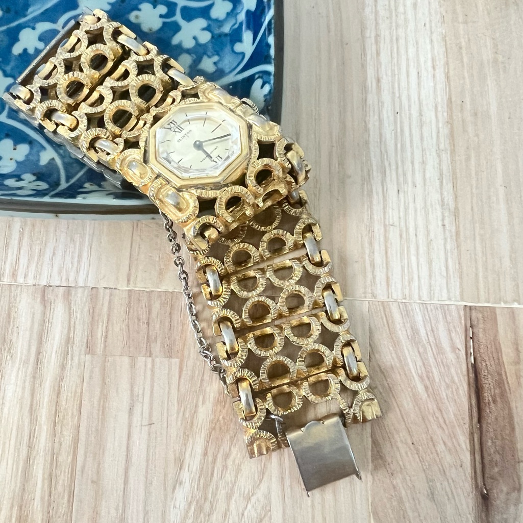 Vintage Clinton 17 Jewels Ladies Gold Tone Bracelet Mechanical Winding Watch